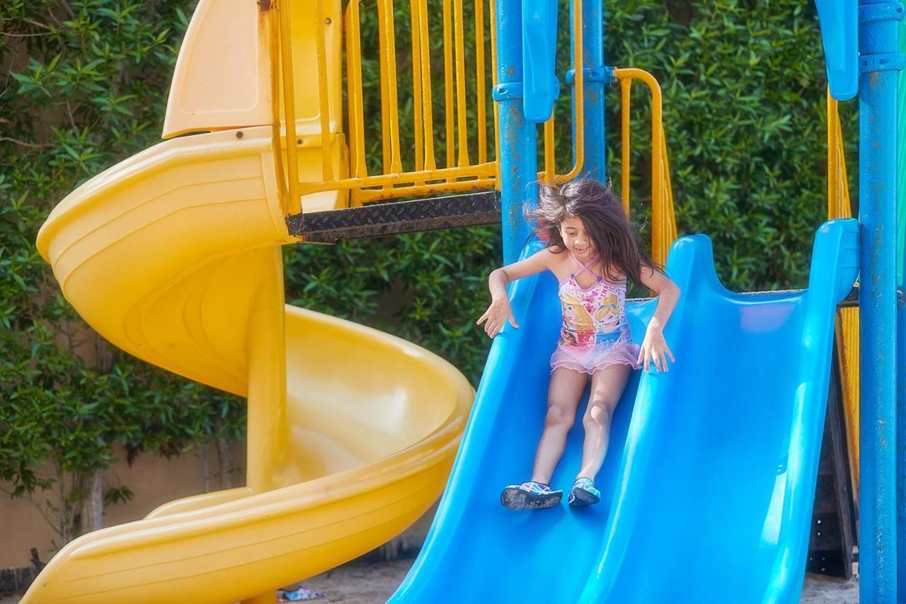 فندق باهي قصر عجمان المظهر الخارجي الصورة A child on a slide