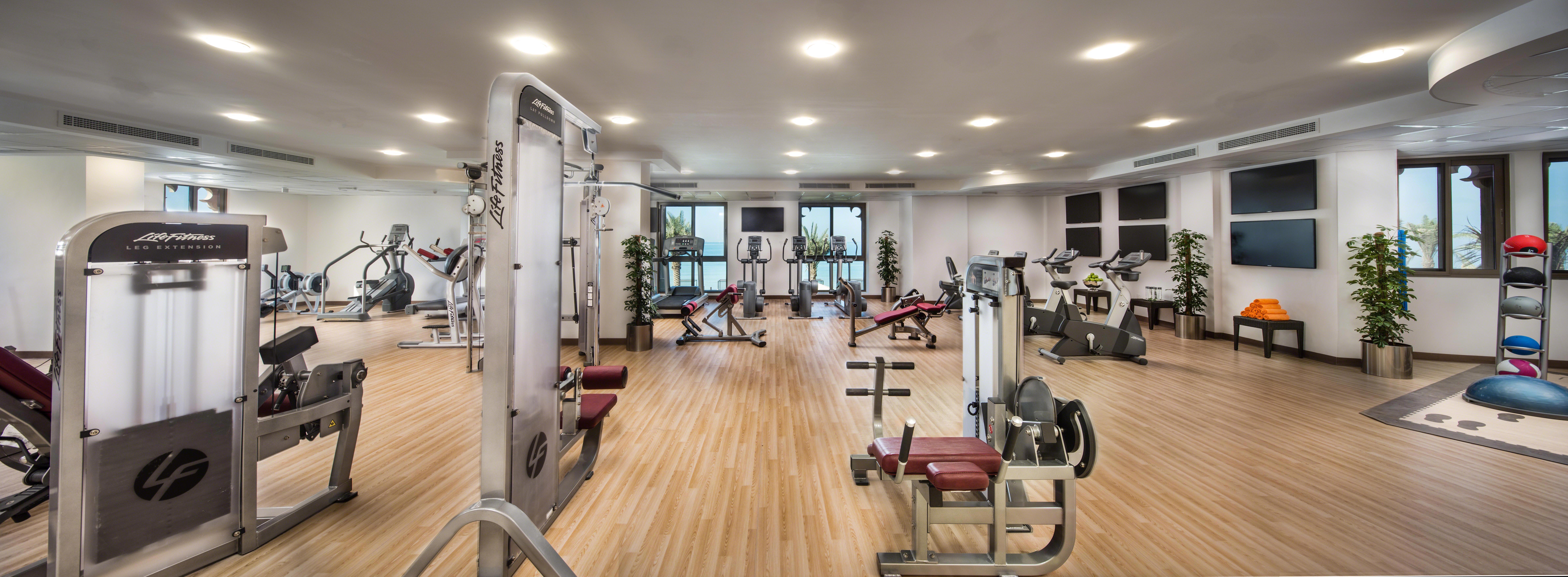 فندق باهي قصر عجمان المظهر الخارجي الصورة The gym at the hotel