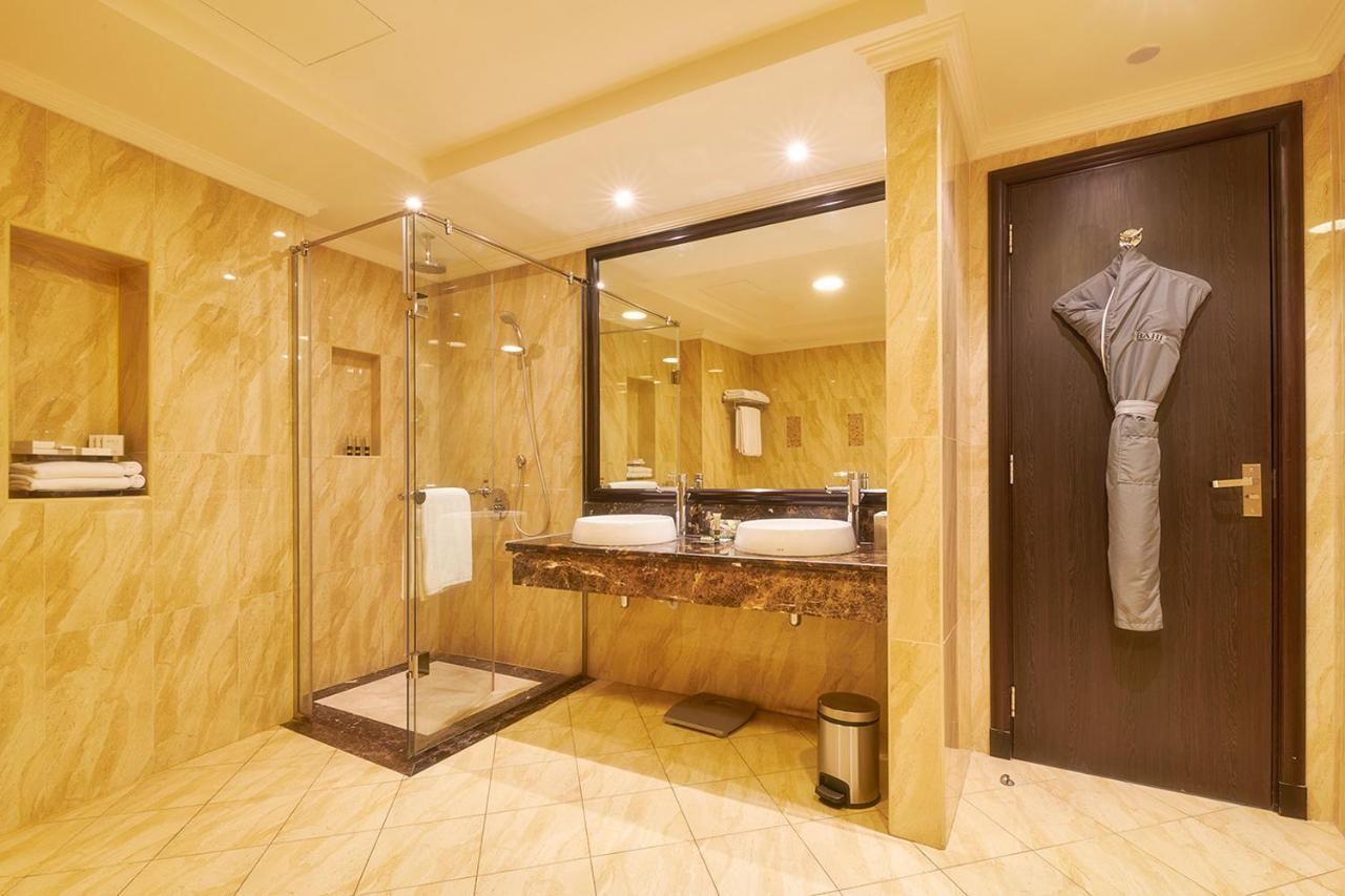 فندق باهي قصر عجمان المظهر الخارجي الصورة A bathroom at the Taj Bengal
